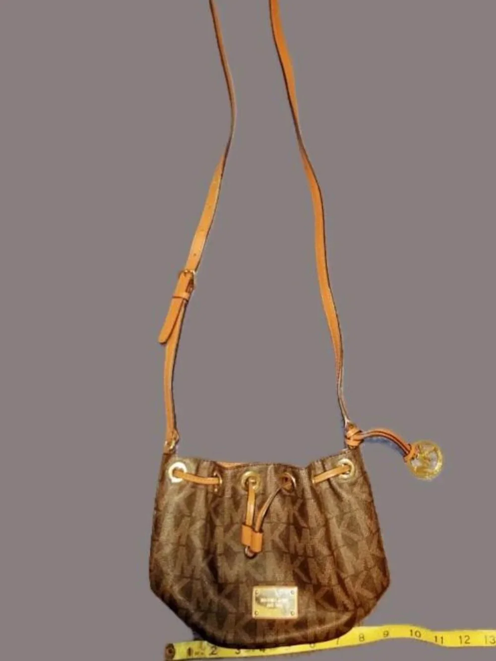 Michael Kors Jules drawstring bucket bag - Picture 4 of 6
